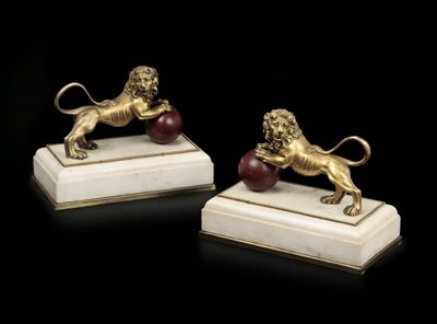 Coppia di Leoni in Bronzo Dorato su Base in Marmo Bianco, XIX-XX Secolo