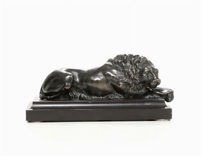 Leone Accovacciato in Bronzo su Base in Marmo Nero, XIX-XX Secolo