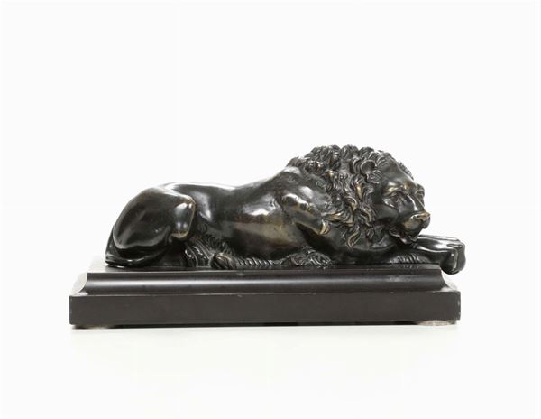 Leone accovacciato in bronzo su base in marmo nero, XIX-XX secolo