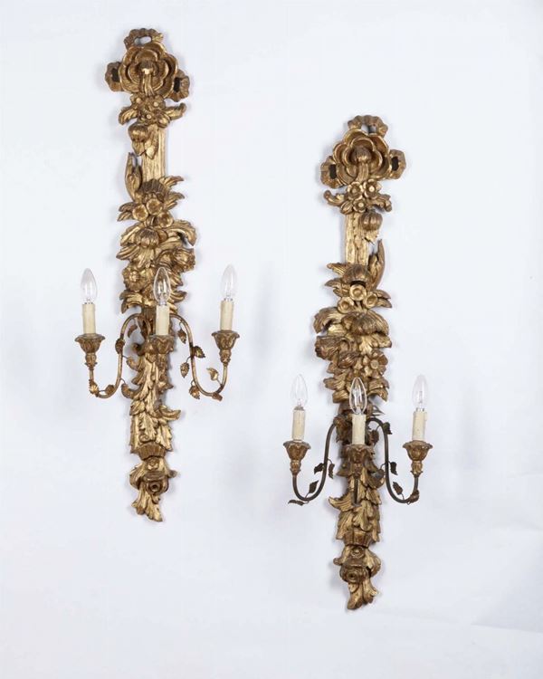 Coppia di appliques in legno intagliato e dorato, XIX secolo