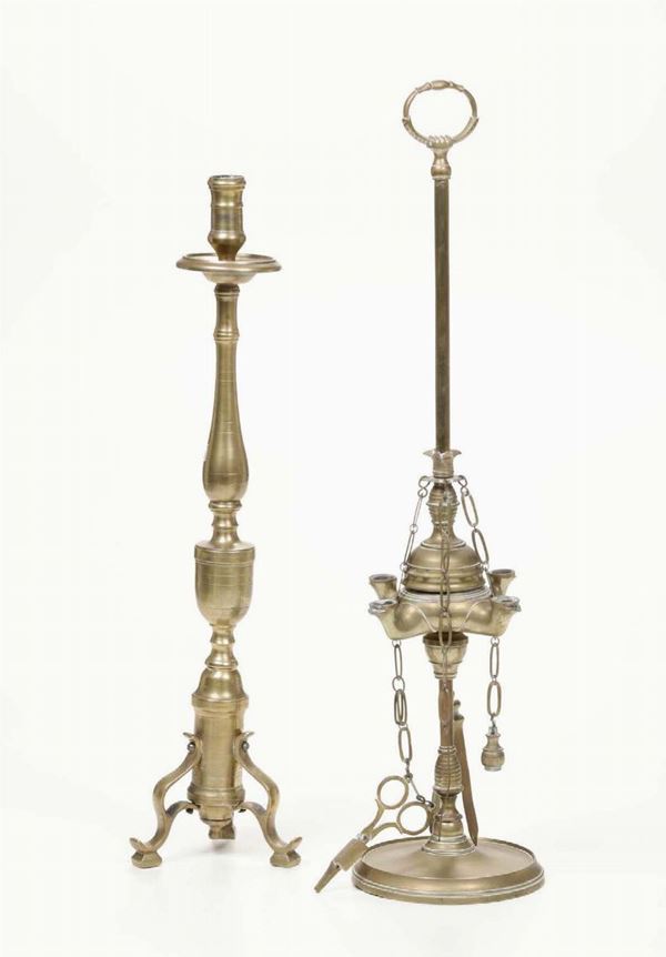Lotto composto da lucerna fiorentina e candeliere in metallo dorato, XIX-XX secolo