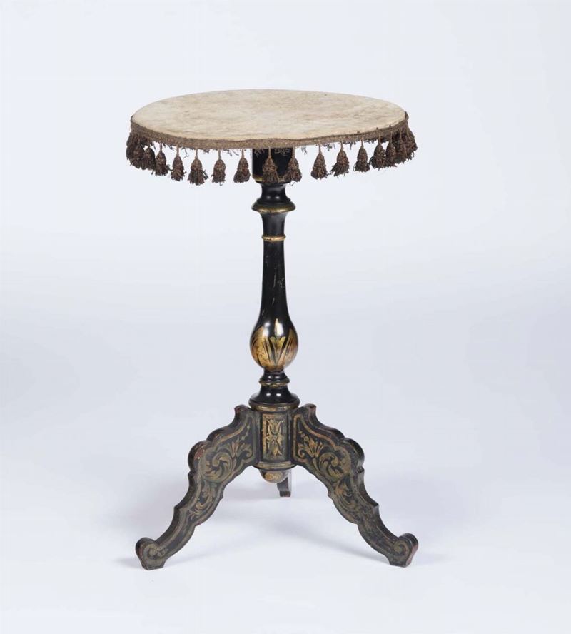 Tavolino in legno ebanizzato, XIX secolo  - Asta Asta a Tempo Arredi e Antiquariato - V - Cambi Casa d'Aste