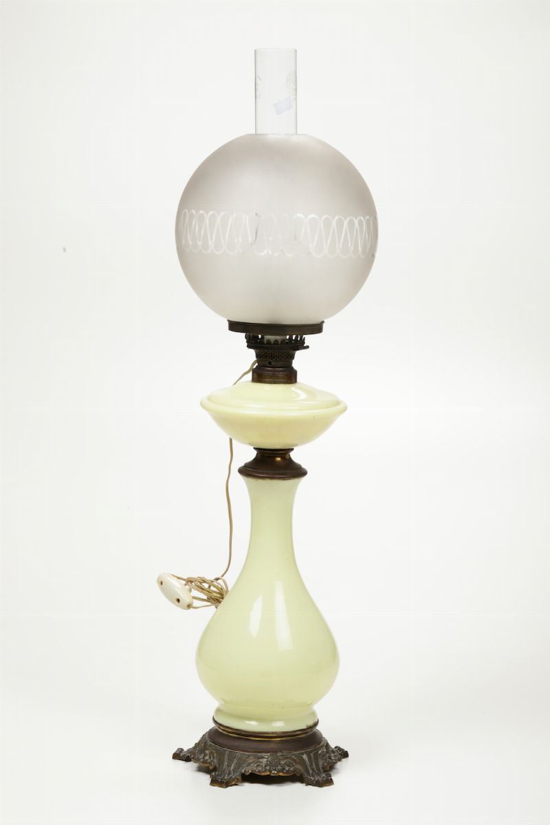 Lume a petrolio in vetro giallo e metallo, XX secolo  - Auction Works of Art Timed Auction - IV - Cambi Casa d'Aste