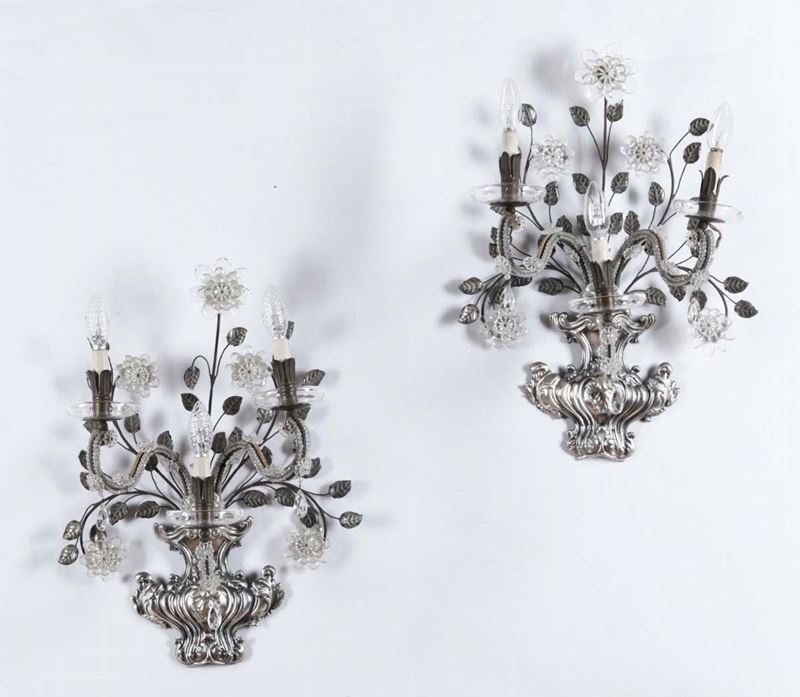 Coppia di appliques a tre luci in metallo argentato e cristalli, XX secolo  - Auction Fine Art Timed Auction - V - Cambi Casa d'Aste
