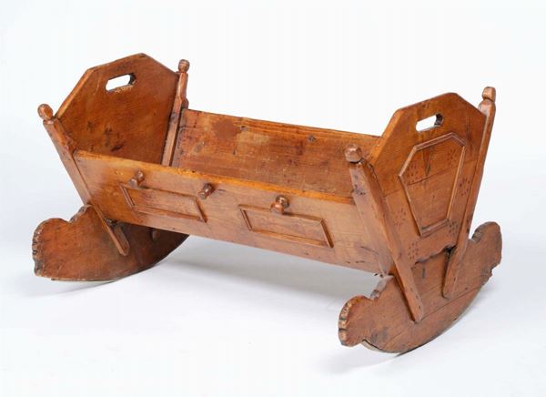 Culla tirolese in legno intagliato, inizio XX secolo