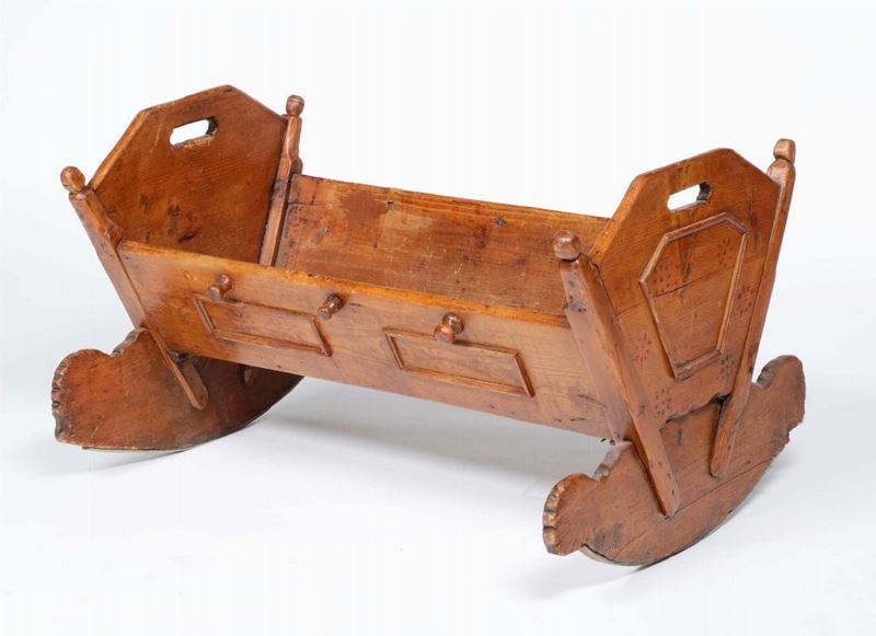 Culla tirolese in legno intagliato, inizio XX secolo  - Auction Fine Art - I - Cambi Casa d'Aste