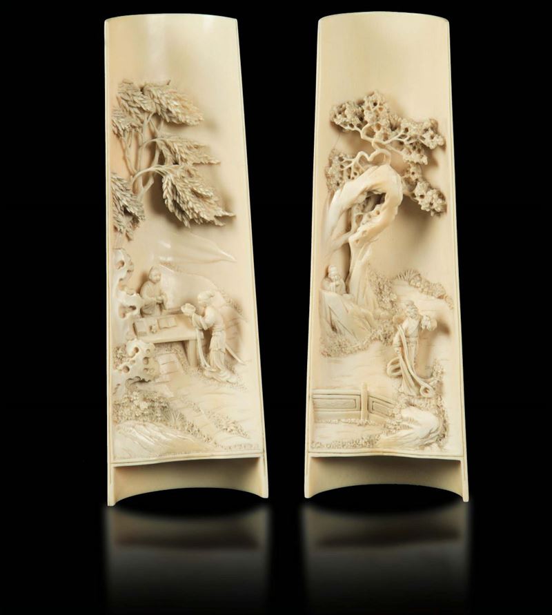 A pair of carved ivory wrist rests with wisemen figures in a landscape, China, early 20th century  - Auction Fine Chinese Works of Art - I - Cambi Casa d'Aste