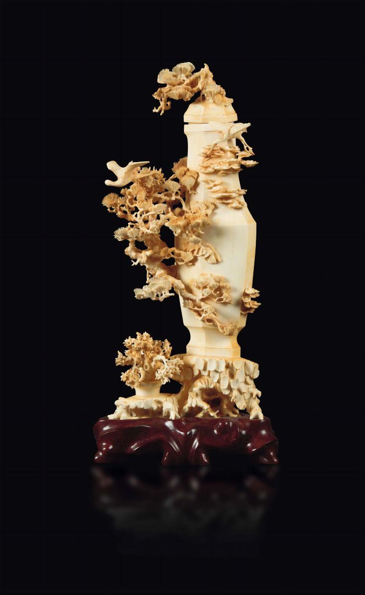 A carved ivory vase and lid with a decor of birds on branches, China, Qing Dynasty, 19th century  - Auction Fine Chinese Works of Art - I - Cambi Casa d'Aste