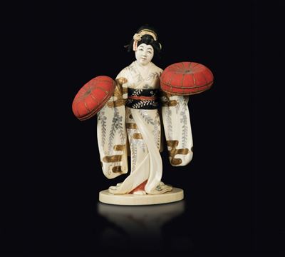 Figura di Geisha in Avorio Dipinto, Giappone, Epoca Meiji, Inizi XX Secolo