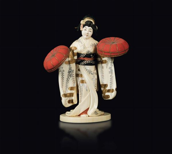 Figura di Geisha in avorio dipinto, Giappone, epoca Meiji, inizi XX secolo