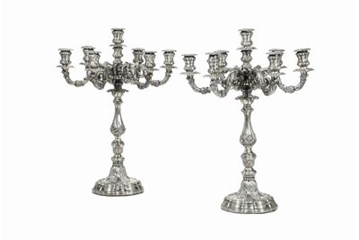 Coppia di Candelabri in Argento Fuso e Cesellato a Sette Fiamme. Argentiere Genazzi, Milano, Seco...