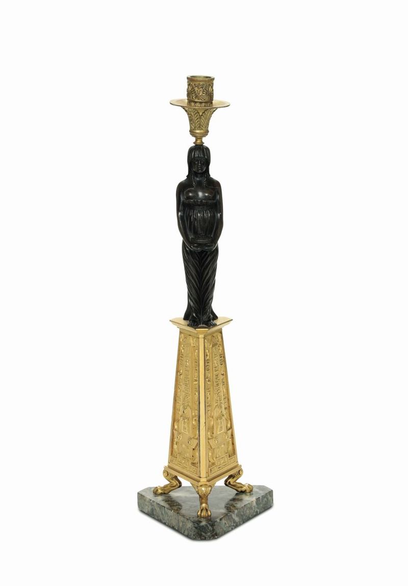 Candeliere in stile retour d'Egypte in bronzo dorato e a patina scura, XIX-XX secolo  - Asta Importanti Opere e Arredi - Cambi Casa d'Aste