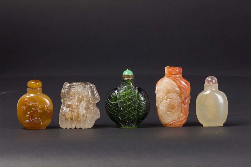 Lotto di cinque snuff bottles in materiali diversi, Cina, inizio XX secolo  - Asta Chinese Works of Art - Cambi Casa d'Aste