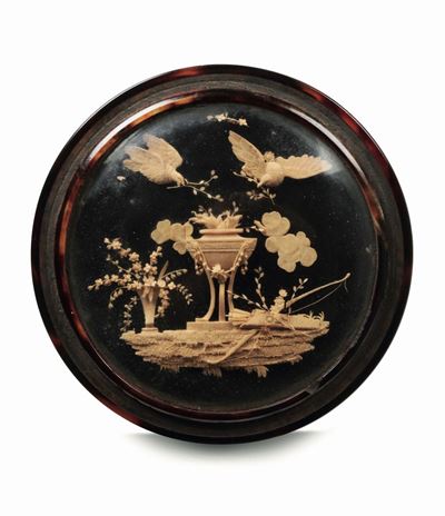 Tabacchiera Circolare in Radica, Tartaruga e Vetro con Micro Intaglio sul Coperchio Raffigurante ...