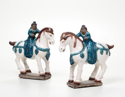 Coppia di Figurine a Cavallo in Terracotta Dipinta