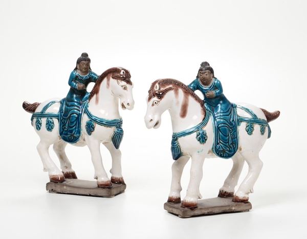 Coppia di figurine a cavallo in terracotta dipinta