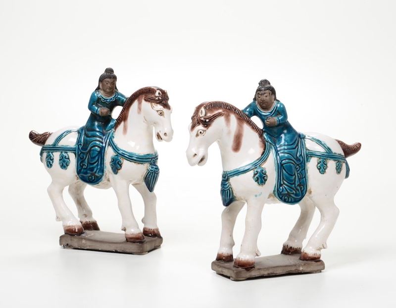 Coppia di figurine a cavallo in terracotta dipinta  - Asta Asta a Tempo Ceramiche - III - Cambi Casa d'Aste