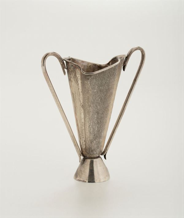 Vasetto biansato in argento, manifattura del XX secolo