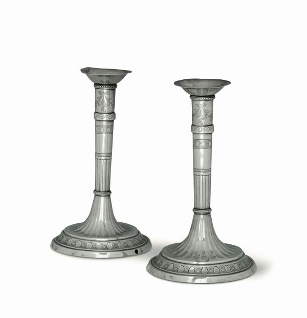 Coppia di candelieri in argento fuso, sbalzato e cesellato. Roma, bollo camerale della città in uso nel biennio 1803-1805 e marchio dell’argentiere non identificato.