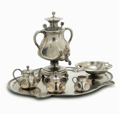 Servizio in Argento Sbalzato e Cesellato. Bolli Dell’atelier Fabergè Non Pertinenti. Probabilment...