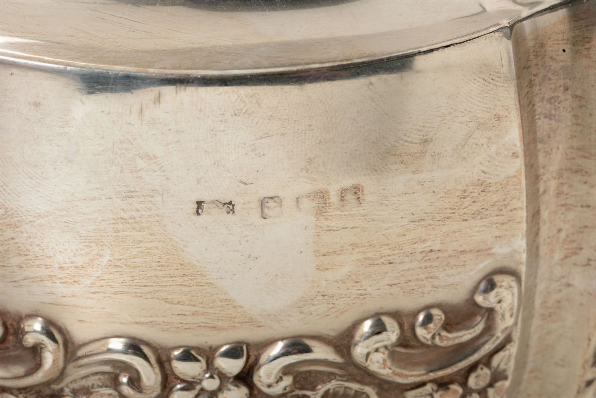 Teiera in Argento Sbalzato e Cesellato. Inghilterra XIX-XX Secolo. Bolli di Titolo della Città di...