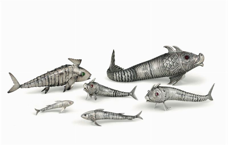 Gruppo di 6 pesci portaspezie snodabili in argento fuso, sbalzato e cesellato. Diverse manifatture del XX secolo  - Asta Argenti da Collezione - Cambi Casa d'Aste