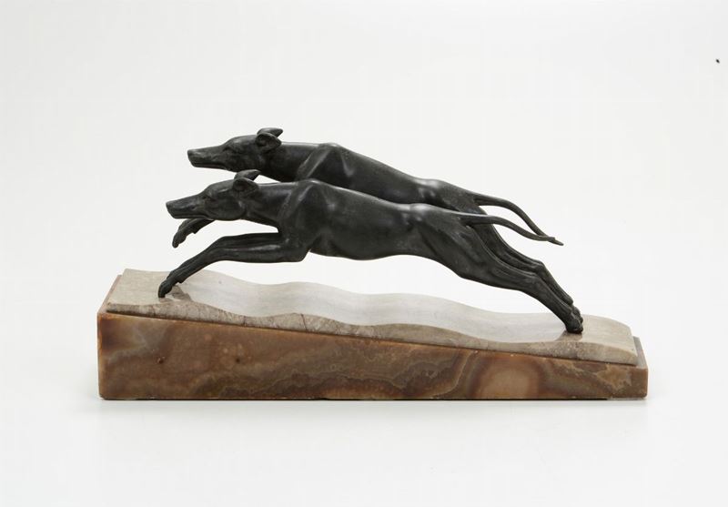 Scultura in bronzo a patina scura raffigurante Levrieri, XX secolo  - Auction Works of Art Timed Auction - IV - Cambi Casa d'Aste