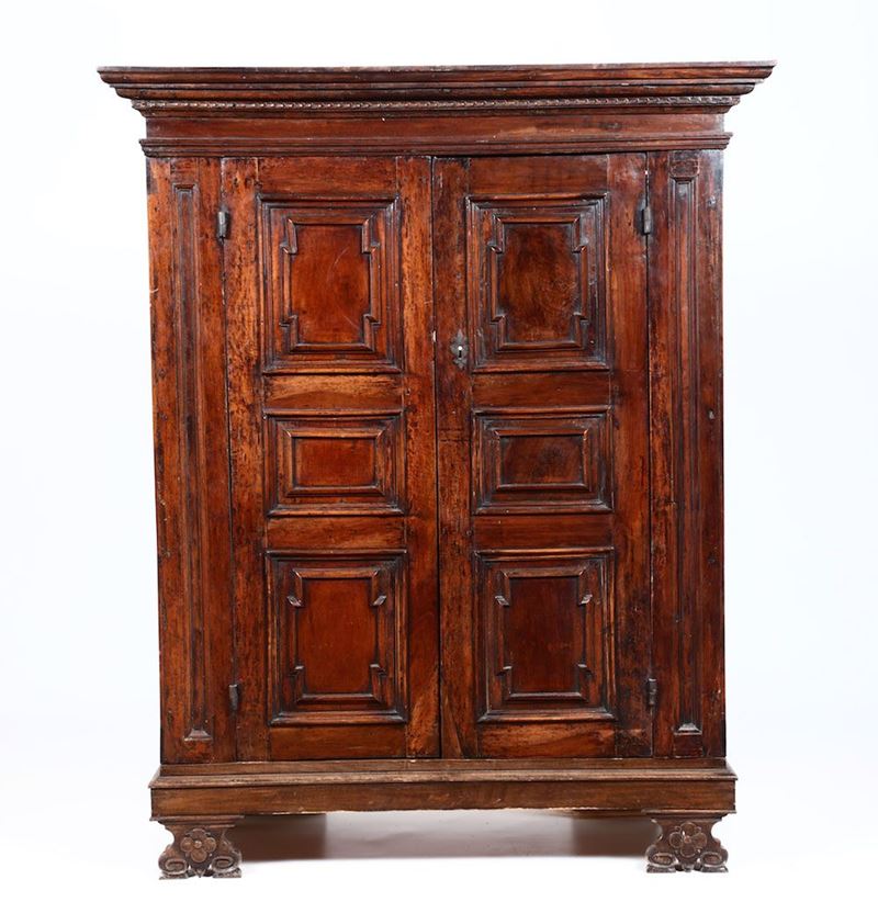 Armadio a due ante in noce pannellato, XVII-XVIII secolo  - Auction Furniture - Cambi Casa d'Aste