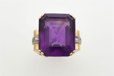 Anello con Grande Ametista Taglio Smeraldo e Diamanti
