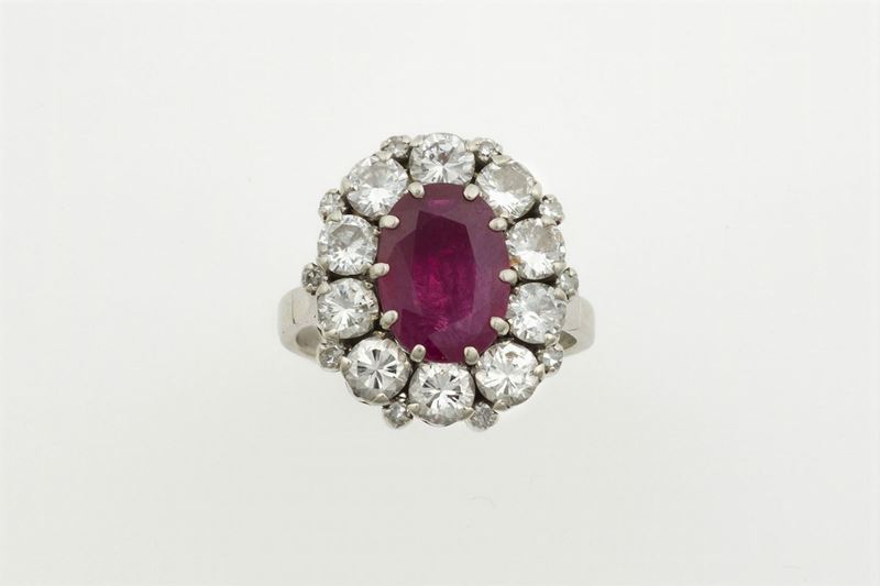 Anello con rubino Burma e diamanti taglio brillante a contorno  - Asta Fine Jewels - Cambi Casa d'Aste