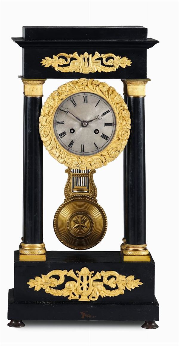Orologio con cassa in legno ebanizzato e applicazioni in bronzo dorato, Francia XIX secolo