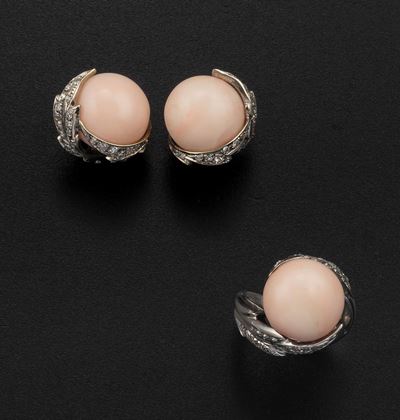 Parure Composta da Anello ed Orecchini con Corallo Rosa Taglio Cabochon e Diamanti Taglio Huit-hu...
