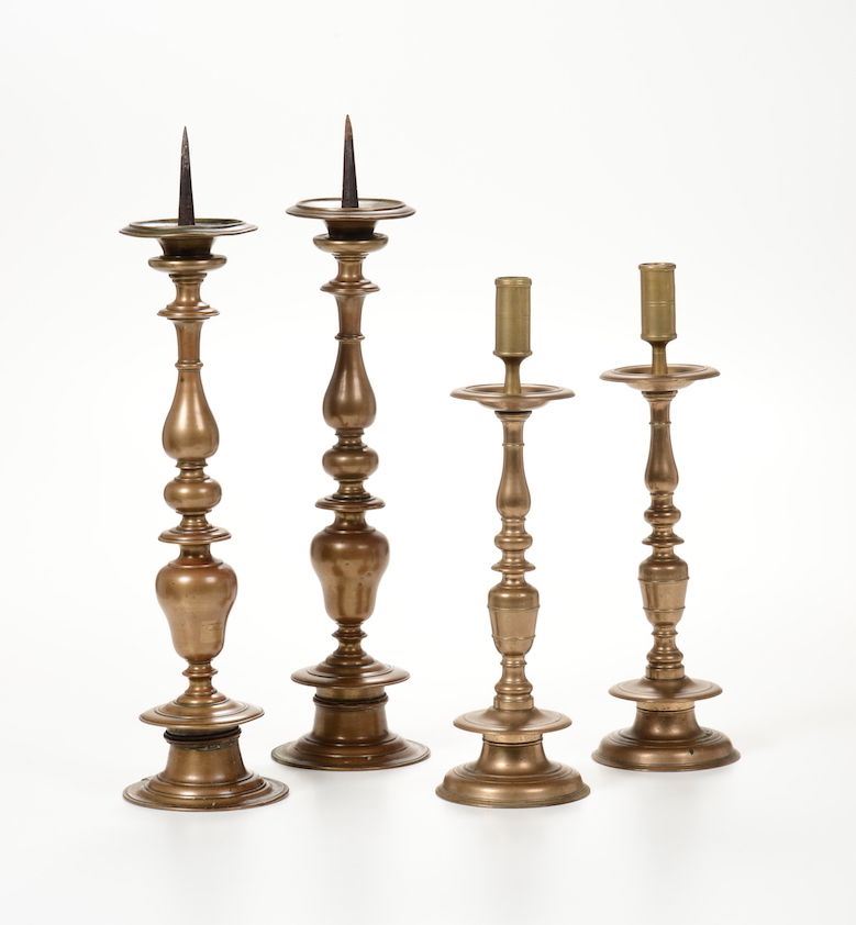 Due coppie di candelieri in metallo tornito, Toscana XVII-XVIII secolo  - Asta Asta a Tempo Oggetti d'Arte - IV - Cambi Casa d'Aste