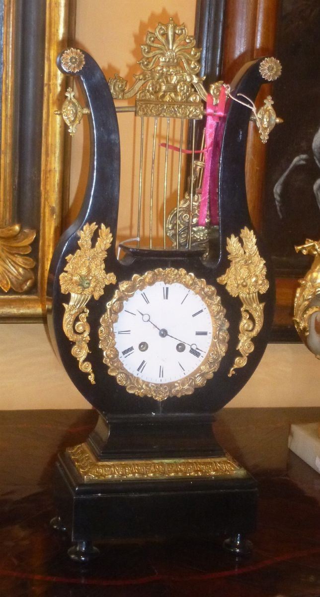 Pendola da tavolo a lira in legno ebanizzato e bronzi dorati, XIX-XX secolo  - Asta Antiquariato - I - Cambi Casa d'Aste