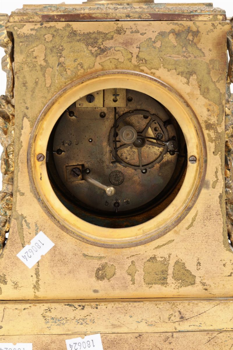 Pendola da Tavolo in Bronzo Dorato con Vasetto in Porcellana sulla Sommità, Fine XIX Secolo