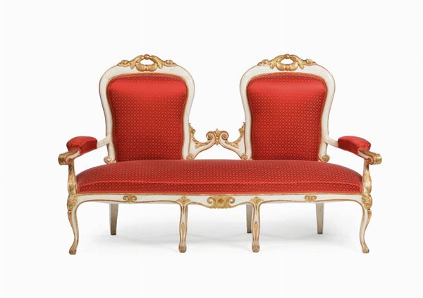 Salotto composto da divano e due poltrone in legno intagliato, laccato e dorato, XIX secolo