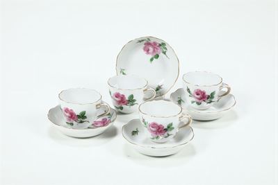 Quattro Tazzine con Piattino in Porcellana Meissen, Prima Metà del XX Secolo Decorazione Policrom...