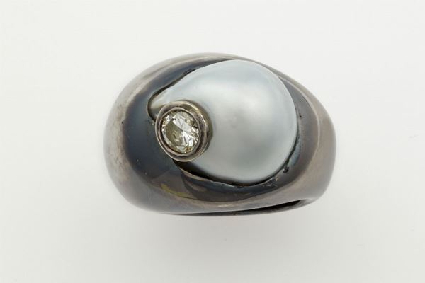 Pearl and diamond ring Anello con perla scaramazza e diamante