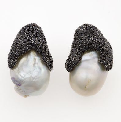 Pair of pearl and pavé diamond earrings Paio di orecchini con perle scaramazze e pavé di diamanti neri  - Auction Jewels - Cambi Casa d'Aste