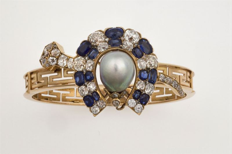 Bracciale rigido con decoro a ferro di cavallo, rimovibile, con una perla naturale, diamanti e zaffiri  - Asta Fine Jewels - Cambi Casa d'Aste