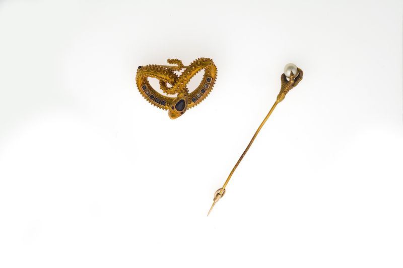 One gold and pearl stickpin and one gold brooch  - Auction Fine Coral Jewels - I - Cambi Casa d'Aste
