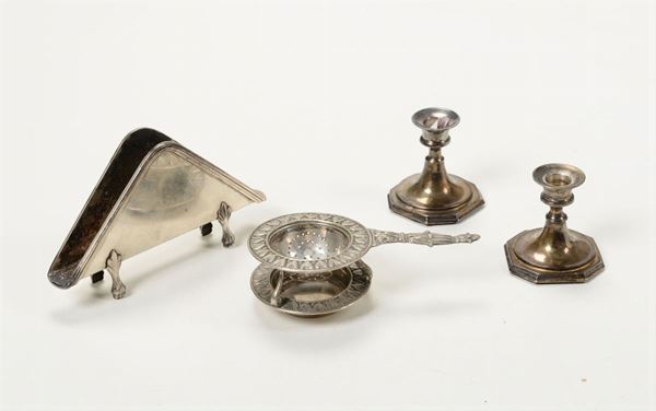 Lotto di portatovaglioli, colino e due bugie in argento, XX secolo