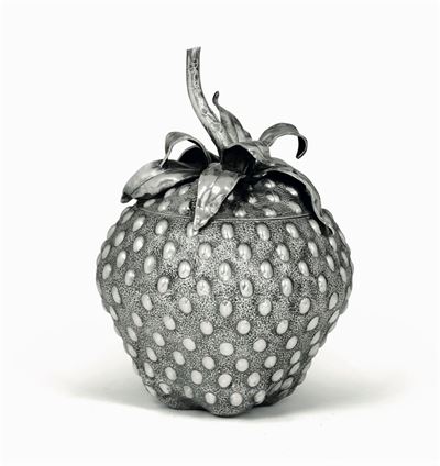 Contenitore a Forma di Fragola in Argento Sbalzato e Cesellato. Manifattura Fiorentina della Seco...