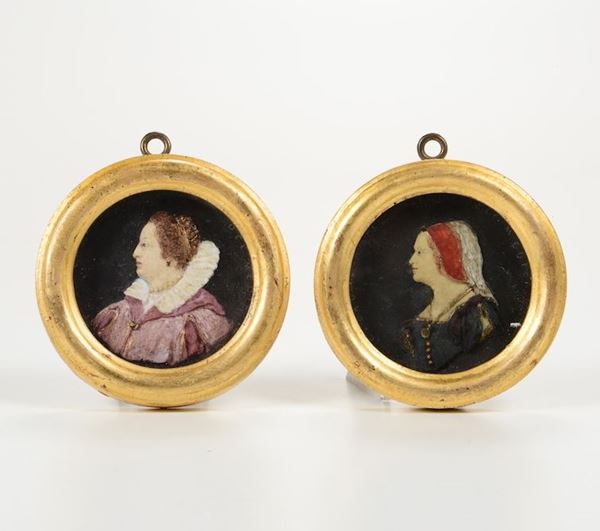 Coppia di piccoli ritratti della famiglia De Medici, cera su lavagna in cornici dorate, ceroplasta italiano del XVIII secolo