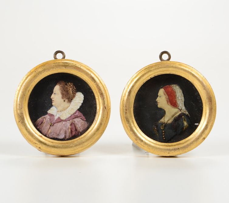 Coppia di piccoli ritratti della famiglia De Medici, cera su lavagna in cornici dorate, ceroplasta italiano del XVIII secolo  - Asta Asta a Tempo Oggetti d'Arte - IV - Cambi Casa d'Aste