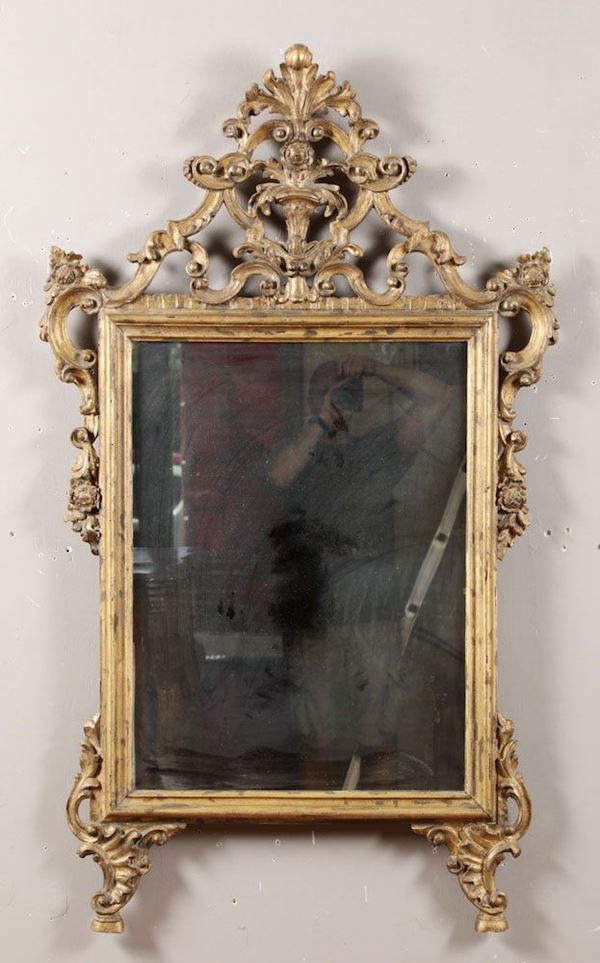 Specchiera in stile Luigi XV in legno intagliato e dorato, XIX secolo