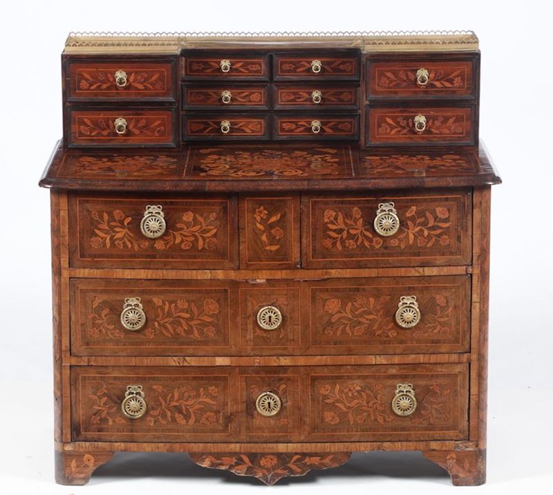 Comò con alzata in legno lastronato ed intarsiato, Olanda fine XVIII secolo  - Auction Antiques V - Cambi Casa d'Aste
