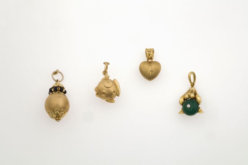 Lotto composto da quattro pendenti con agata, diamante e zaffiri, il “Cane” è firmato Damiani  - Asta Asta a Tempo Gioielli - Cambi Casa d'Aste