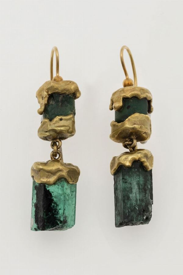 Pair of emerald and gold pendent earrings