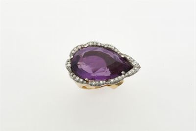 Anello con Ametista Taglio Goccia e Diamanti a Contorno